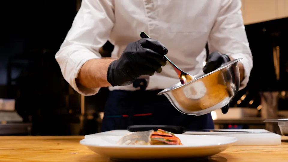 Chef che rifinisce l'impiattamento di una portata