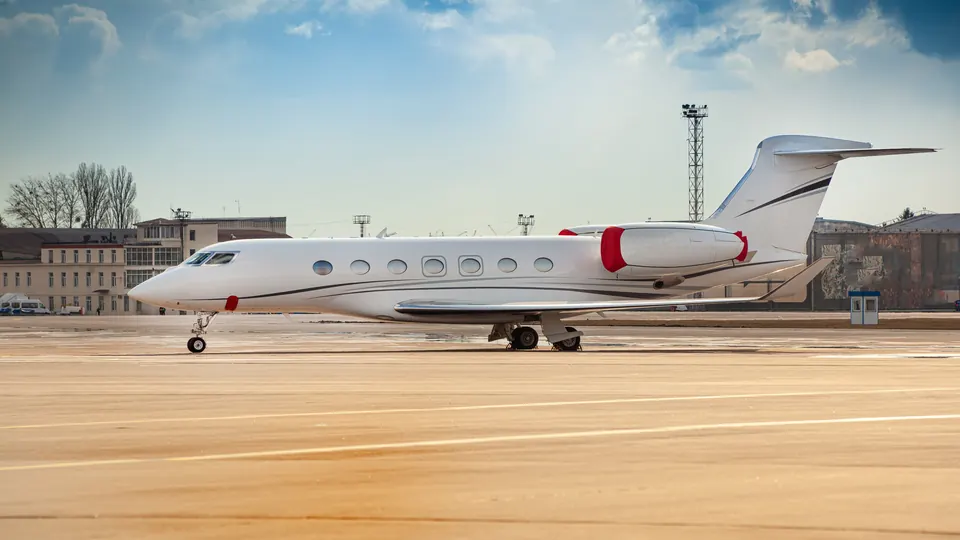 Jet privato fermo in pista in una giornata di sole