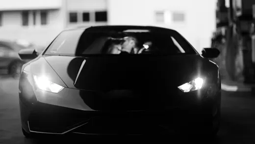 Supercar scura con i fari accesi