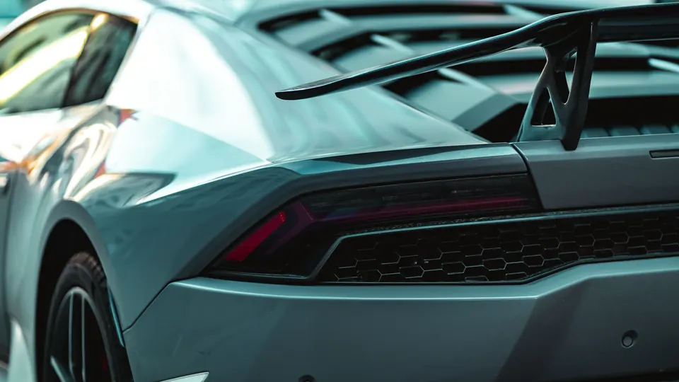 Posteriore di una supercar verde