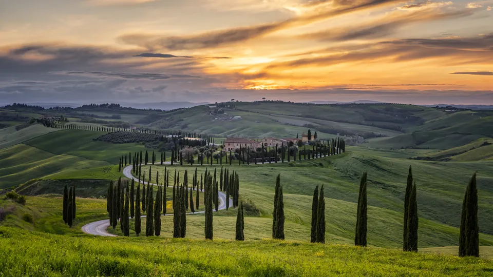 Strada che attraversa le colline toscane