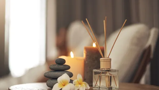Diffusore di essenze e candela accesa