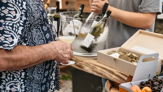 Mescita di vino bianco a una degustazione all'aperto