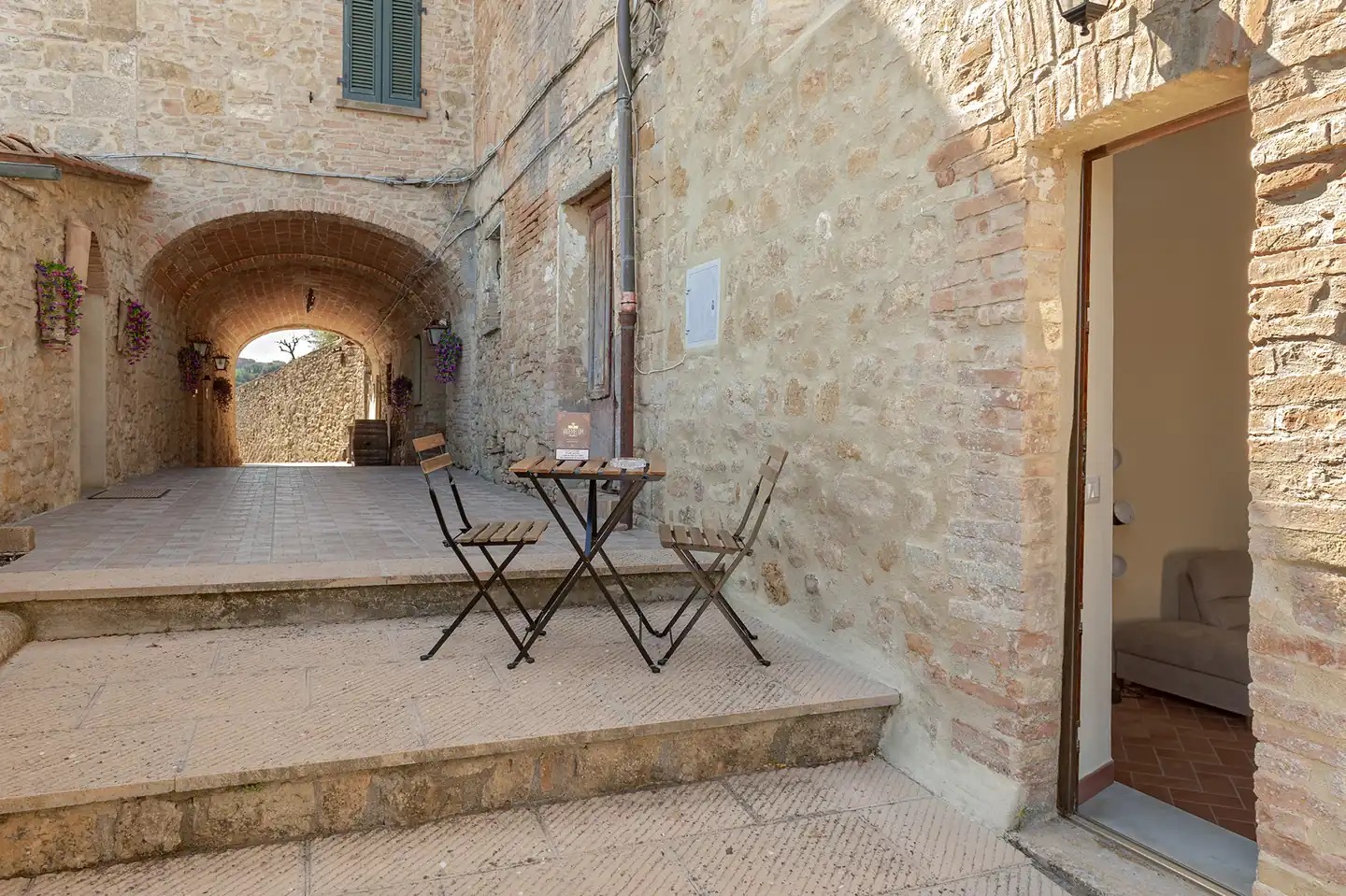Soluzione 2 - ingresso con tavolino nel vicolo in pietra